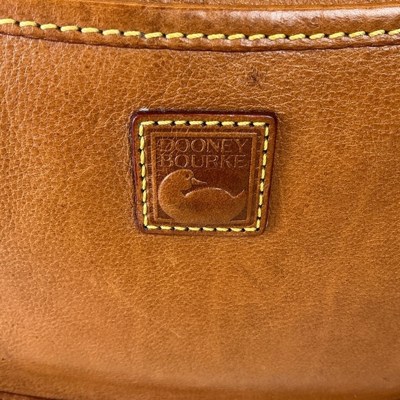 Dooney‎ & Bourke Tan Leather Crossbody Flap Saddle Bag Gold Heart Clasp Vintage - Picture 6 of 12